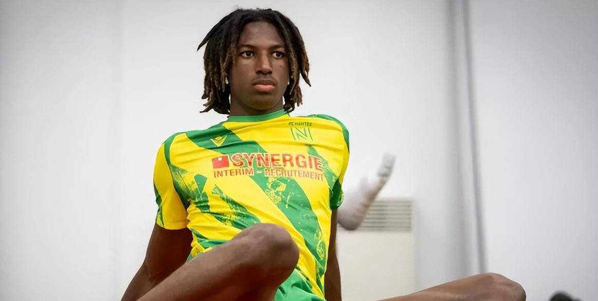 17岁法甲天才中卫成瞩目焦点，巴萨竞争激烈